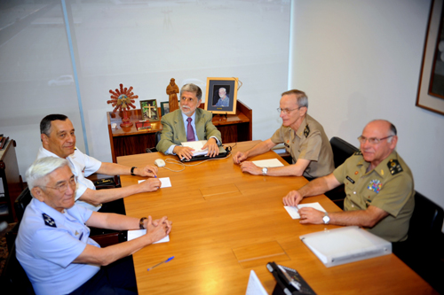 Foto: O novo ministro da Defesa, Celso Amorim, em reunião com comandantes das Forças Armadas /Fabio RodriguesPozzebom/ABr