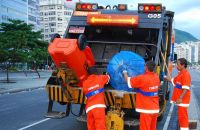 Prefeitura recolha quase 300 toneladas de lixo após desfile no Rio PMRJ COMLURB Divulgação