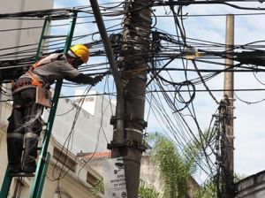 empresas terão que retirar dos postes os fios em desuso Divulgação Internet