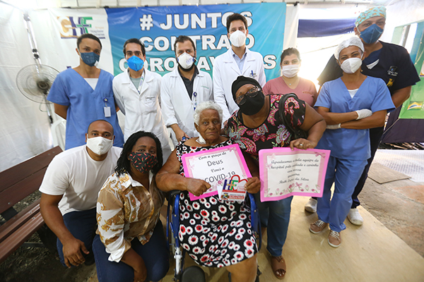 Idosa de 86 anos é curada da Covid 19 em hospital de Belford Roxo e reencontra a família 1 COVID DONA RUTH