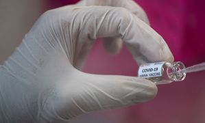 Ganhadores de Nobel pedem que vacinas sejam para todos Reuters Athit Perawongmetha Direitos Reservados
