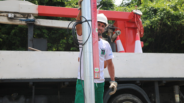 Avenida ganha banho de loja em Duque de Caxias
