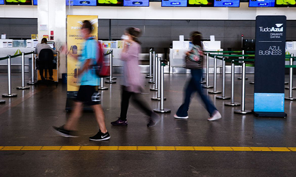 Foto: Banco de Imagens Regras para uso de máscaras em aviões e aeroportos ficam mais rígidas