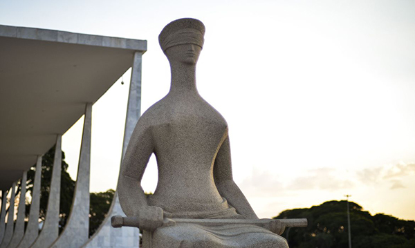 Ministra Rosa Weber suspende trechos de decretos que flexibilizam regras sobre armas de fogo