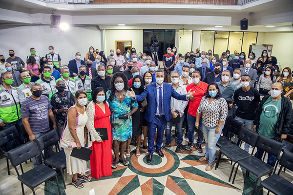 Presidente Celso do Alba entrega comendas a cidadãos que ajudam no crescimento de Duque de Caxias