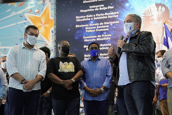 Ceciliano acompanha entrega de cartões do Supera RJ em Nilópolis