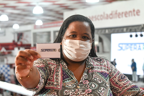 Primeiros beneficiários recebem auxílio do programa Supera RJ