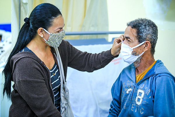 Após 20 dias desaparecido, pai reencontra filha no Hospital Municipal de Belford Roxo