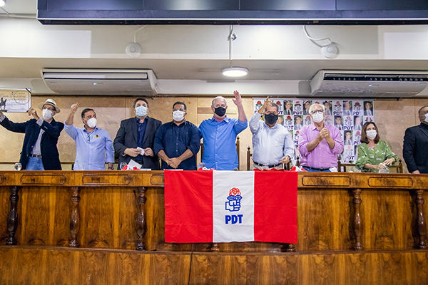 Ciro Gomes, Carlos Lupi e José Bonifácio Ferreira recebem honraria na Câmara de Duque de Caxias