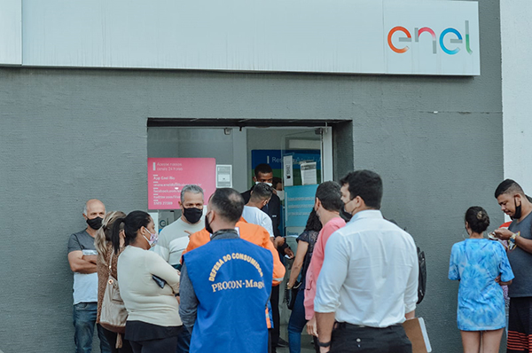 Procon Magé notifica Enel por corte de luz ilegal