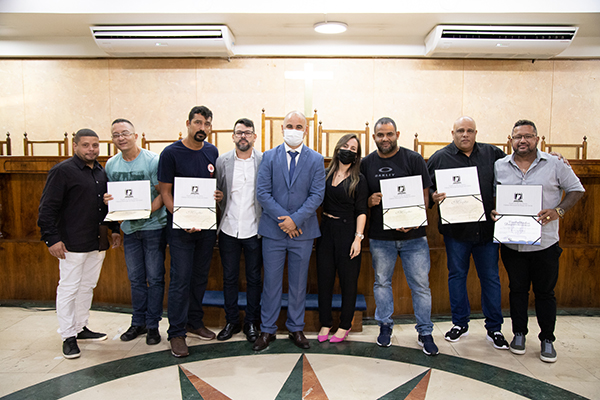 Vereador Marquinhos Dentista concede homenagens a profissionais de diversos setores