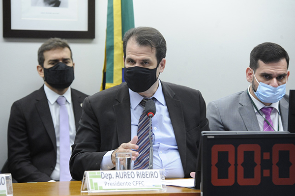 Deputado questiona Ministério da Educação sobre criação de universidades enquanto as já existentes sofrem com cortes de orçamento