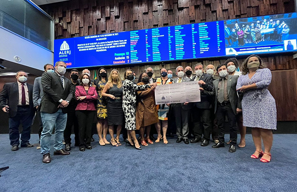 Alerj entrega cheque de R$ 20 milhões para Assistência Social da capital