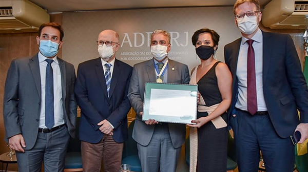 Deputados são homenageados pela Associação de Defensores Públicos