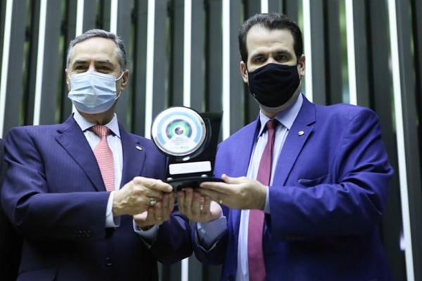 Foto: Banco de Imagens Luís Roberto Barroso recebe prêmio na área de Transparência e Fiscalização Pública