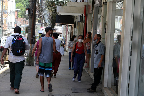 Aos poucos, comerciantes voltam a reabrir lojas em Petrópolis