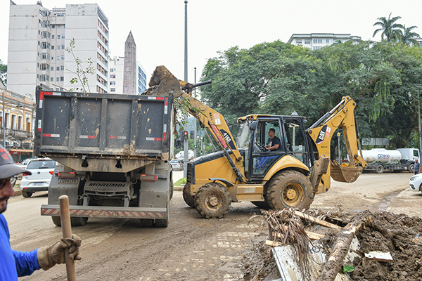 Mais de 56 mil toneladas de resíduos já foram retiradas das ruas e encostas de Petrópolis