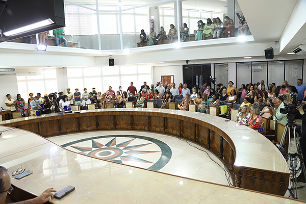 Câmara outorga a Medalha Professora Dalva Lazaroni no Dia da Mulher
