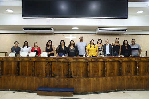 Vereadora Andréa Conselheira outorga comendas a servidores da Assistência Social