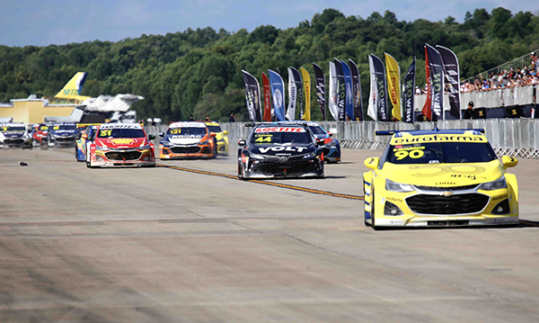 Cláudio Castro acompanha corrida da Stock Car no Galeão