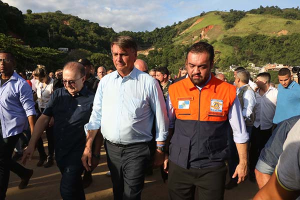 Governador volta às áreas atingidas por temporal em Angra dos Reis, acompanhado do presidente da República