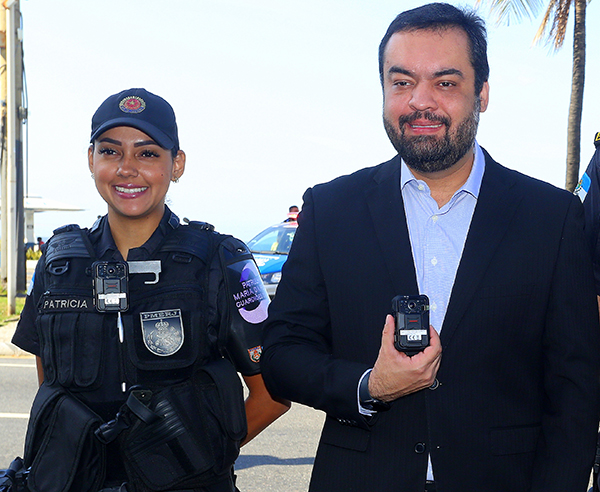 Cláudio Castro dá início à operação das câmeras portáteis usadas por policiais militares 
