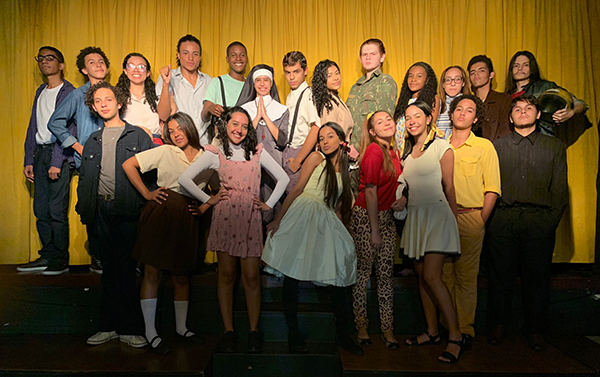 Formandos do Teatro Municipal Armando Mello fazem apresentações gratuitas