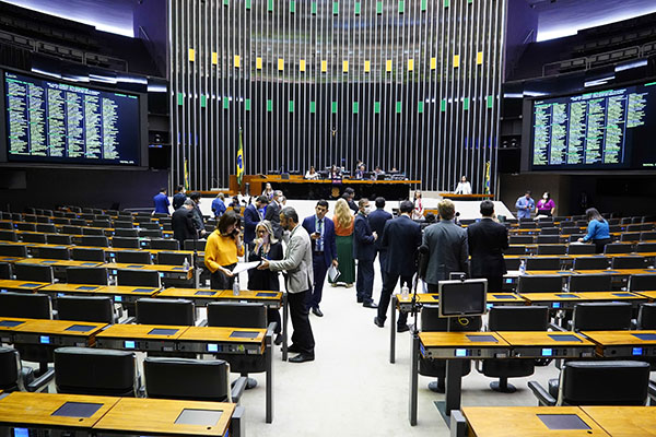 Câmara aprova punição para golpes cometidos por meio de redes sociais
