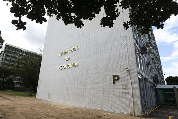 Bloqueios no Orçamento serão revistos no próximo mês, diz secretário
