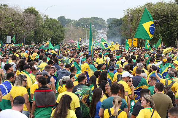 Manifestantes protestam contra resultado das urnas