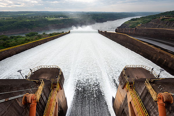 Com aumento das chuvas, usinas hidrelétricas abrem as comportas