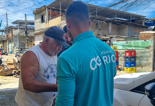 Águas do Rio realiza atendimento de porta em porta em Duque de Caxias