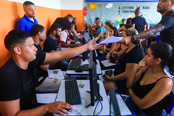 Aprovados no processo seletivo da Educação de Belford Roxo assinam contratos