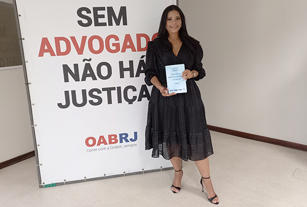 Colunista do jornal Capital é coautora de livro lançado pela ABARJ