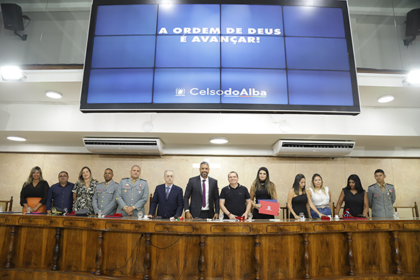 Presidente Celso do Alba outorga títulos e medalhas a profissionais de Duque de Caxias