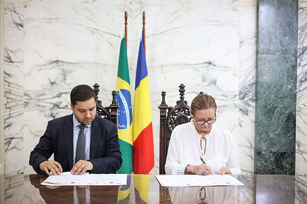 Governador em exercício assina termo de cooperação ambiental entre o Estado do Rio e a Romênia