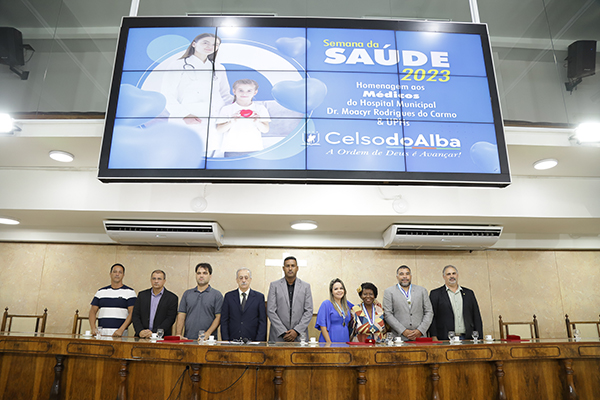 Foto: Banco de Imagens Médicos do Hospital Dr. Moacyr Rodrigues do Carmo são homenageados na Câmara
