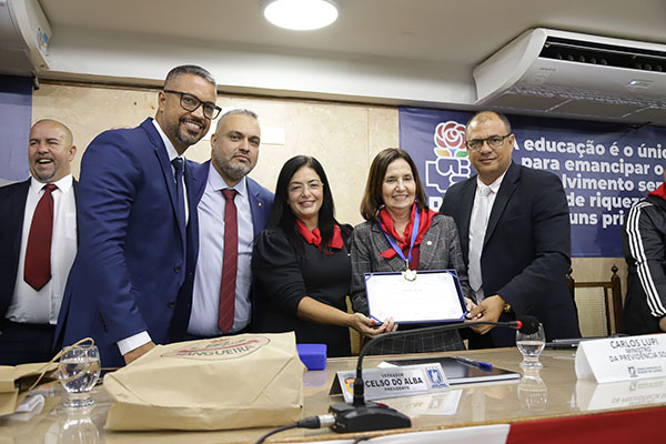 Câmara outorga a Medalha Leonel Brizola pela primeira vez