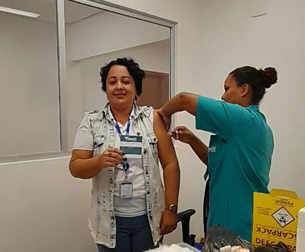 Cerca de 700 colaboradores com atuação na Baixada Fluminense são vacinados contra a gripe