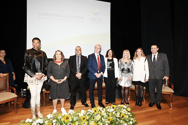 Ministra se manifesta sobre manutenção da alta taxa de juros durante evento em Brasília