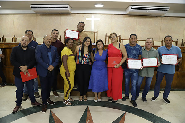 Câmara realiza entrega de comenda e moções a microempreendedores duquecaxienses