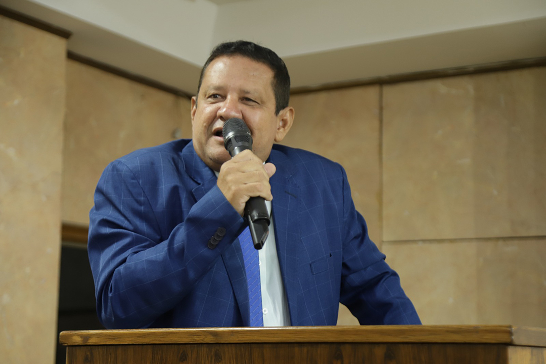 Na tribuna, parlamentar cobra o pagamento do piso dos funcionários da Saúde