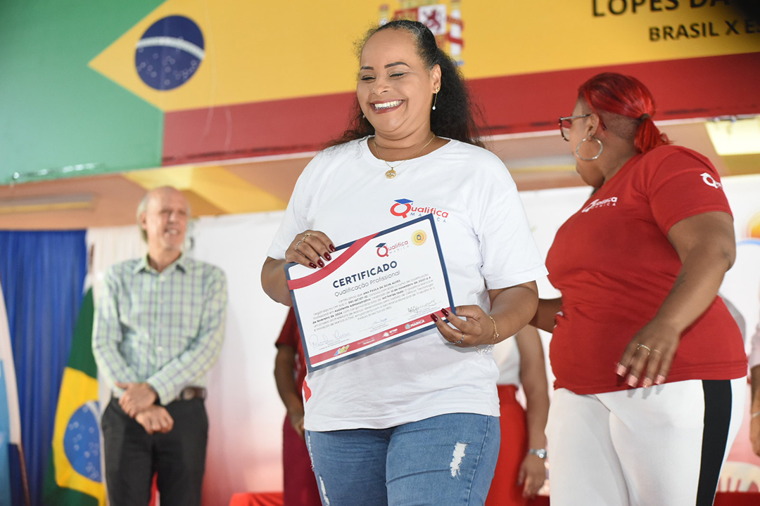 Prefeitura entrega 758 certificados aos alunos dos cursos do Qualifica Maricá