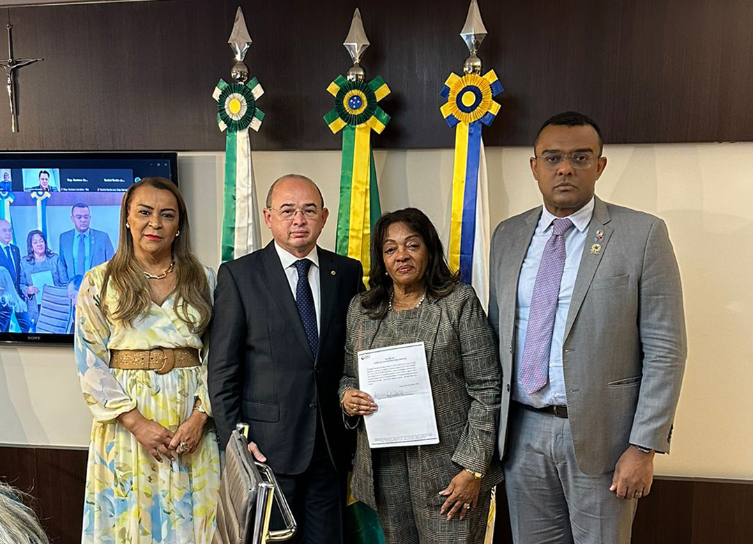Foto: Banco de Imagens Otoni de Paula Pai é homenageado com medalha inédita