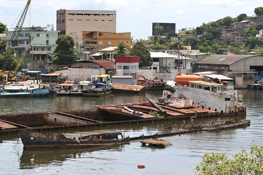 MPF busca solução para a gestão de embarcações abandonadas na Baía de Guanabara