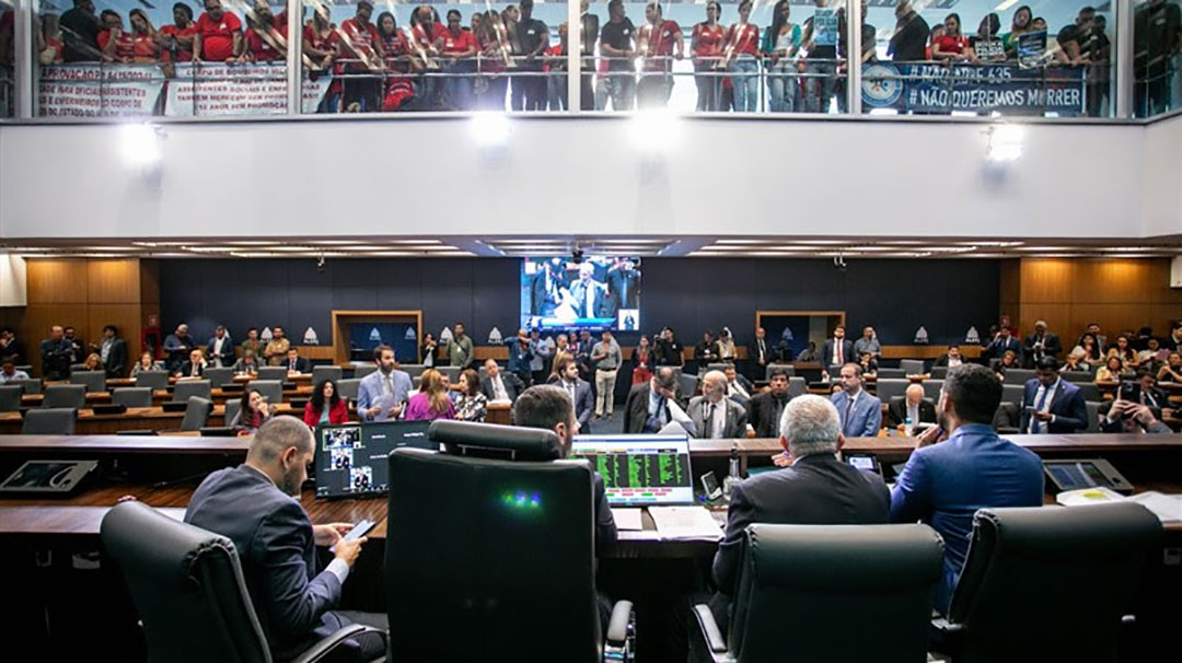 Marcelo Dino vota a favor dos bombeiros e emociona a tropa