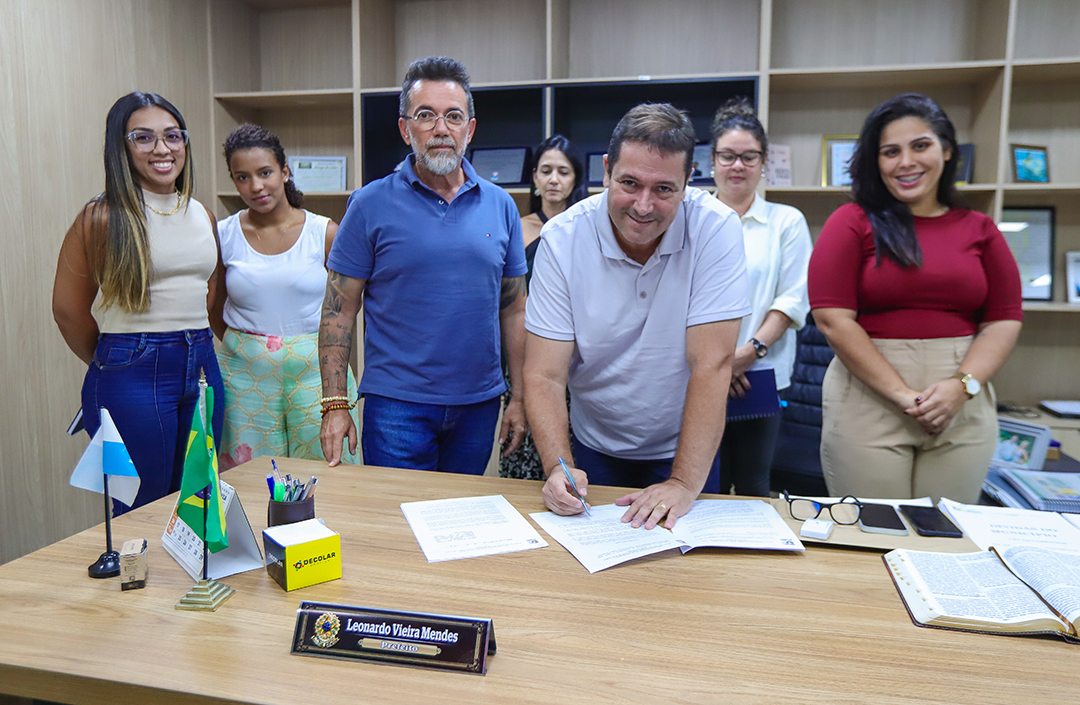 Prefeito Léo Vieira assinando o Decreto ao lado do Secretário Municipal de Meio Ambiente Antônio Marcos. Foto: Gilberto Rocha/PMSJM Prefeitura de Meriti lança programa de coleta seletiva de lixo e criação de ecopontos