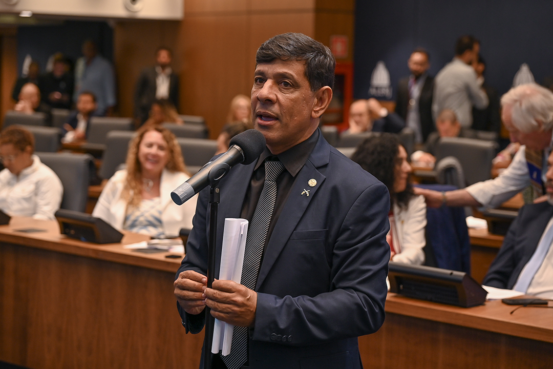 O Deputado Marcelo Dino, presidente da Comissão de Proteção e Defesa dos Animais da ALERJ. Foto: Júlia Passos/Alerj Denúncia aponta situação crítica no CETAS de Seropédica e leva ALERJ a cobrar providências