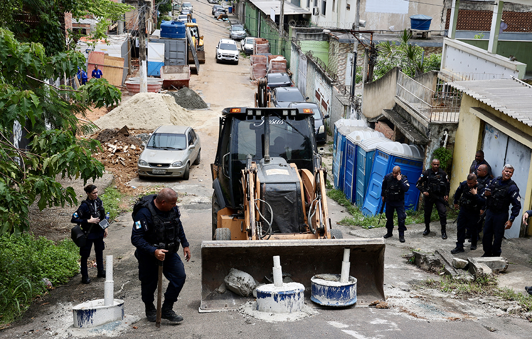 Foto: Divulgação/GOVRJ Estado retira 593 toneladas de obstáculos no primeiro dia da Operação Barricada Zero
