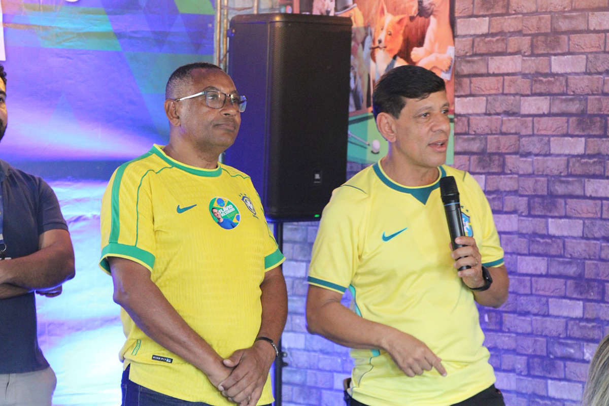 O deputado Marcelo Dino, que levou a demanda ao órgão estadual, celebrou a vitória. Foto: Misael Santiago/ITERJ Moradores do Pilar em Duque de Caxias recebem títulos de regularização fundiária do Iterj
